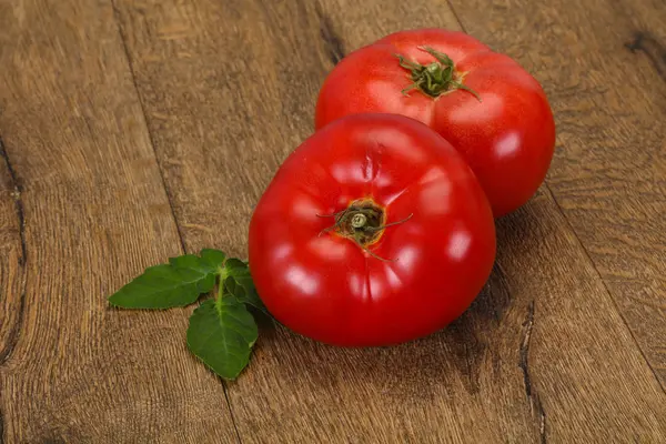 Reife Tomate über hölzernen Hintergrund — Stockfoto