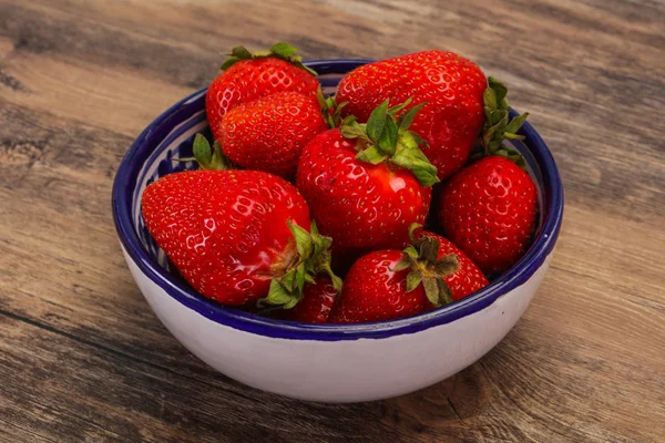 甜甜的草莓，放在碗里 — 图库照片