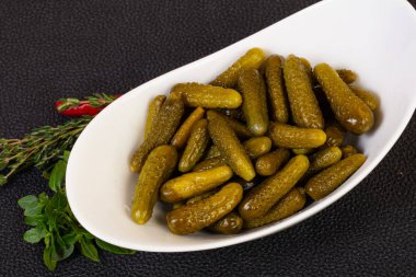 Küçük salatalık turşusu