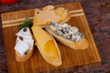 Bruschetta çeşitli peynir ile