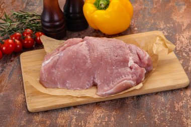 pişmemiş domuz eti