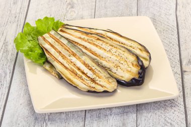 Kabın içinde ızgara patlıcan