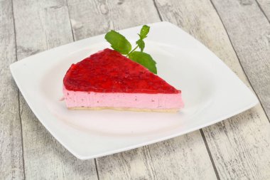 Yumuşak ahududu cheesecake nane servis