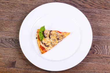 Jambonlu ve mantarlı pizza.