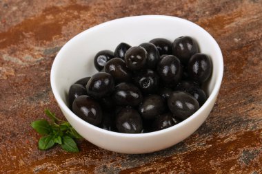 kabın içinde Siyah Zeytin