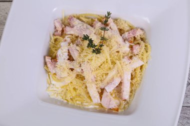jambon ve peynirli makarna carbonara