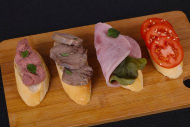 Bruschetta domates, jambon ve dil ile