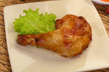 Kızarmış tavuk budu.