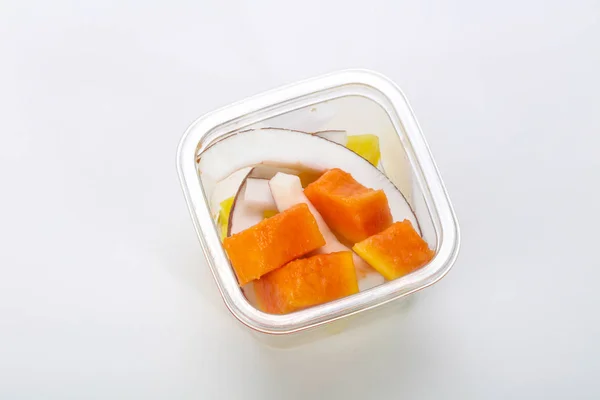 Mistura de frutas fatiadas na caixa — Fotografia de Stock