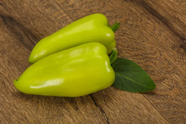 Groene paprika over houten achtergrond — Stockfoto