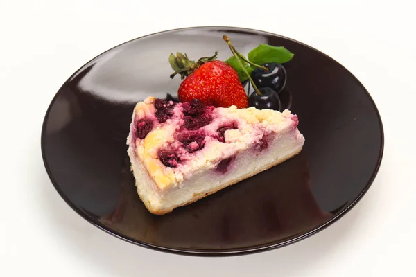 Torta di formaggio con fragola servita alla ciliegia — Foto Stock