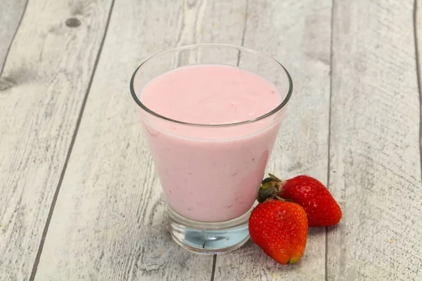 Yogur con fresa en el bol — Foto de Stock