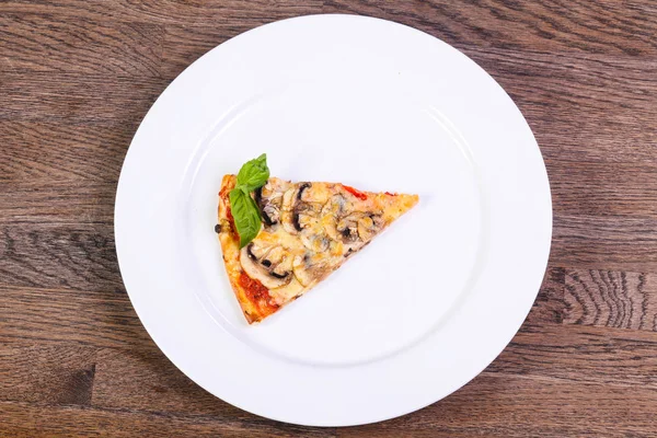 Jambonlu ve mantarlı pizza.