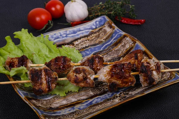 Brochetas de kebab de cerdo en el plato con hojas de ensalada y tomates — Foto de Stock