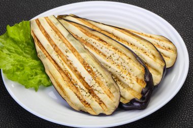 Kabın içinde ızgara patlıcan