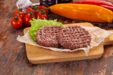 Çiğ burger pirzola