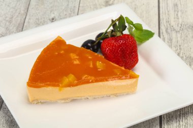 Kayısılı cheesecake çilek servis