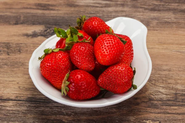 甜甜的草莓，放在碗里 — 图库照片