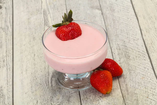 Jogurt s jahodkou v misce — Stock fotografie