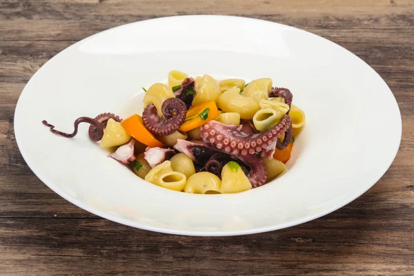 Pasta met octopus en gele tomaten — Stockfoto