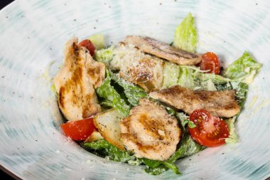 Kızarmış tavuklu Sezar salatası.