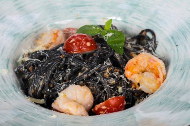 Kaplan karidesile siyah spagetti