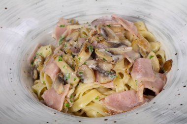 Jambon ve mantar ile Makarna