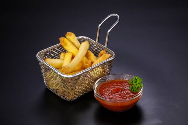 Soslu patates kızartması patates