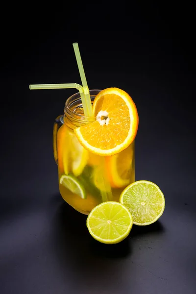 自制柠檬水，带橙子和酸橙 — 图库照片