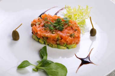 Tartar somon ve avokado