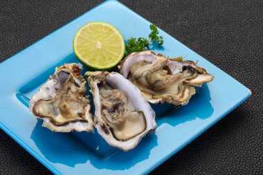 İstiridye kireç ve maydanoz ile