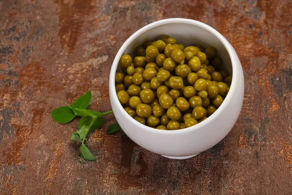 Ingeblikte groene erwten in de kom — Stockfoto