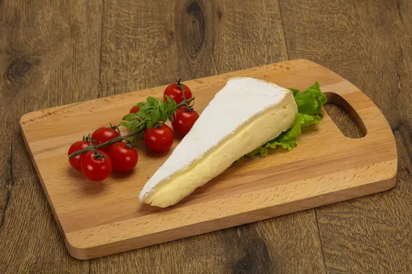 Triângulo de queijo Brie salada servida — Fotografia de Stock