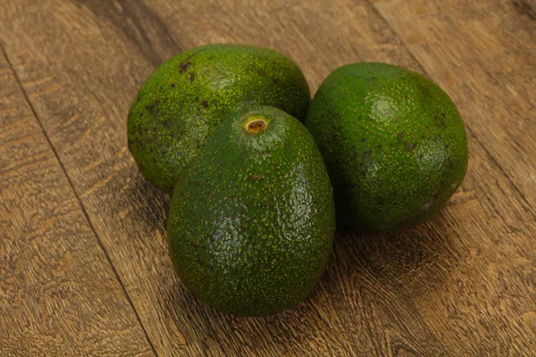 Aguacate dietético verde maduro - superalimento — Foto de Stock