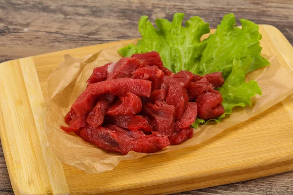 Сырое мясо говядины, нарезанное для приготовления пищи — стоковое фото