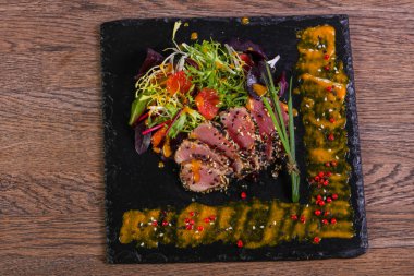 Soslu ton balığı carpaccio