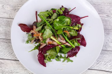 Et ve kuşkonmaz ile karıştırın salata