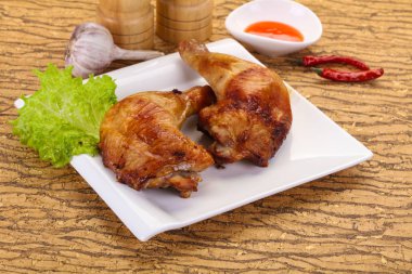 Kızarmış tavuk budu.