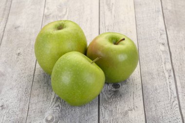 Olgun elma yeşil