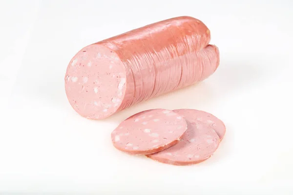 Smaczne mięso kiełbasy na białym tle — Zdjęcie stockowe