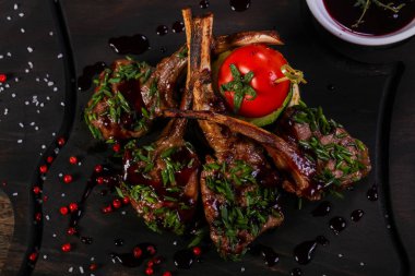 Kızarmış kuzu kaburgası