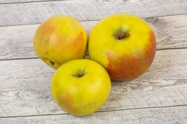 Arka plan üzerinde olgun elma