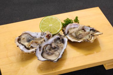 İstiridye kireç ve maydanoz ile