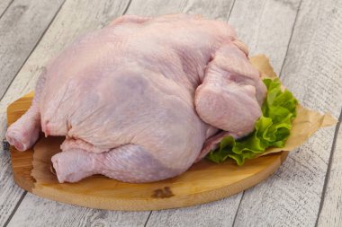 çiğ tavuk yemek için hazır