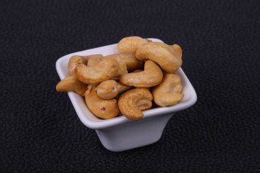 Kaju fıstığı yığın kabın içinde