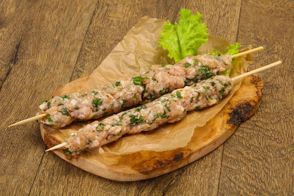 Friptură de porc tocată brută kebab pentru grătar — Fotografie, imagine de stoc