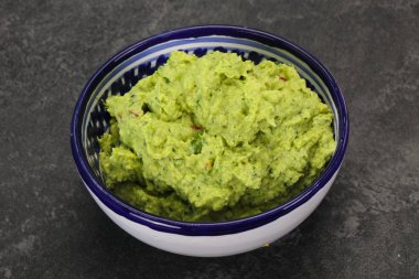 Acı biber ile Avokado guacamole sos