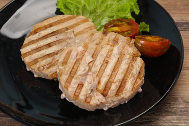 Kumato ile ızgara ton balığı bifteği