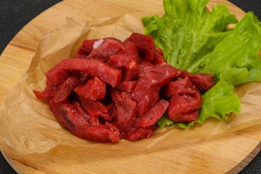 Pişirme için dilimlenmiş çiğ sığır eti