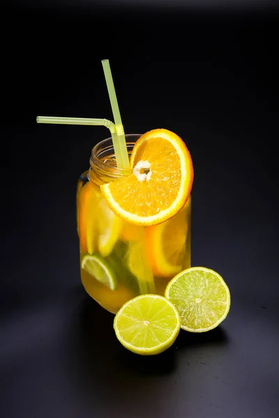 自制柠檬水，带橙子和酸橙 — 图库照片